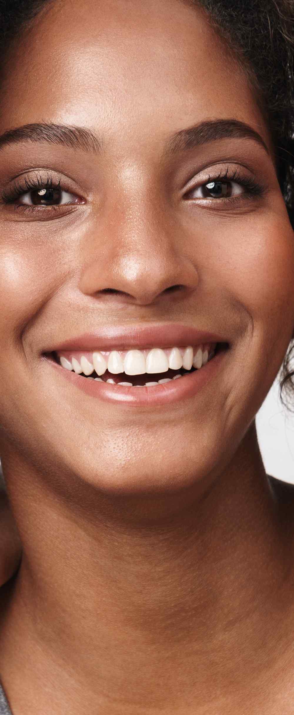 Donna sorridente, benessere su misura