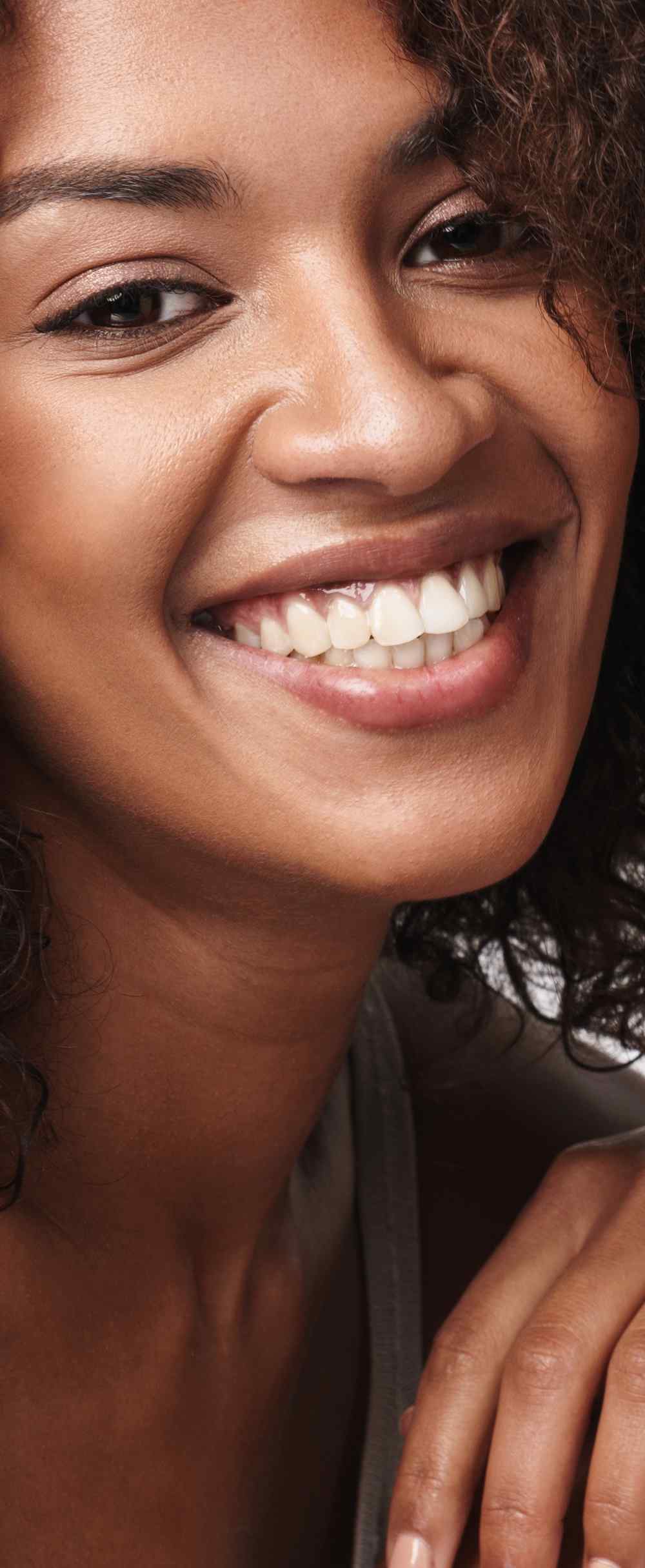Donna sorridente con pelle luminosa Donna sorridente con pelle luminosa